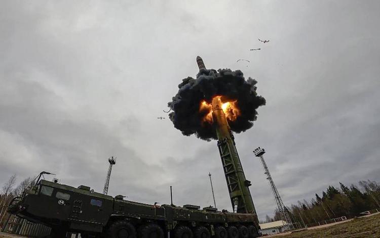 "Rischio di uno scontro tra potenze nucleari": cosa c'è dietro l'allarme della Russia