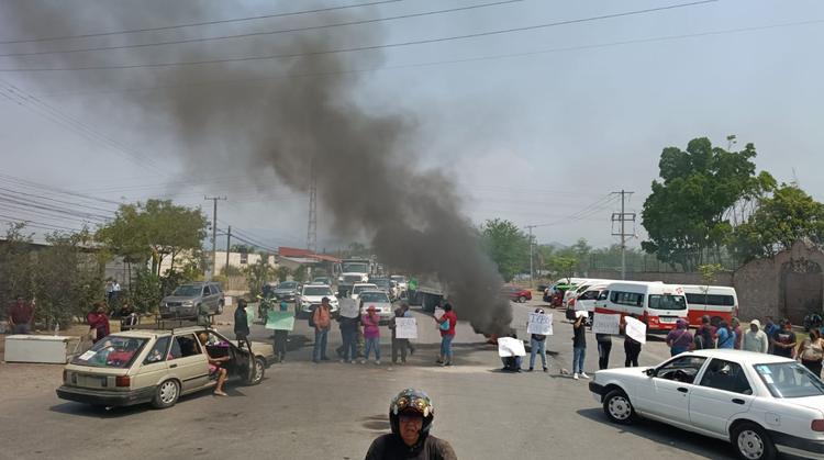 Bloquean la carretera Alpuyeca-Jojutla: Exigen destitución de directora en Xoxocotla