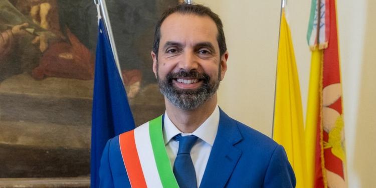 Sindaci più amati: è boom per Basile a Messina, flop di Caruso a Cosenza. Occhiuto quarto tra i governatori, cresce Schifani