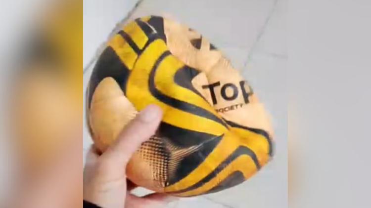 Morador fura bola após se irritar com boladas no muro de casa em MG; vídeo