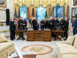 Studio Ovale, la Chiesa Usa si smarca dalla preghiera con Trump. Il video diffuso senza il consenso dei vescovi