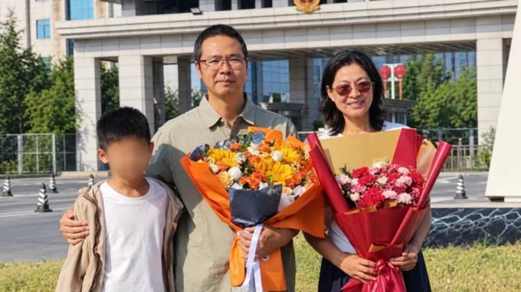 Pastor torturado na China é libertado após 4 anos; seu pai tem destino incerto