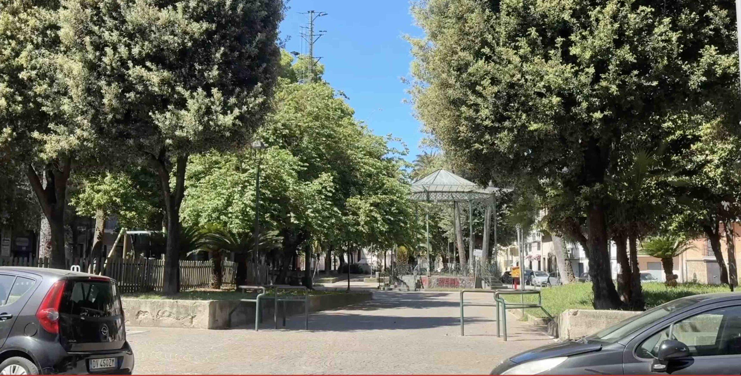 Aversa, villa comunale trascurata e cassa armonica vandalizzata: “Abbandonata a sé stessa”