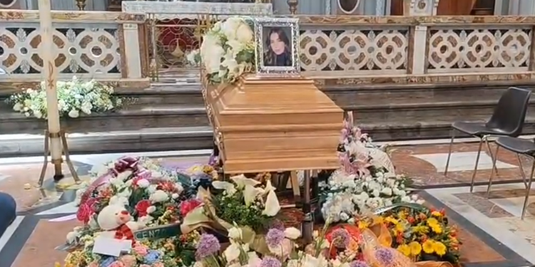 L’ultimo abbraccio a Sofia, folla e commozione ai funerali alla Kalsa