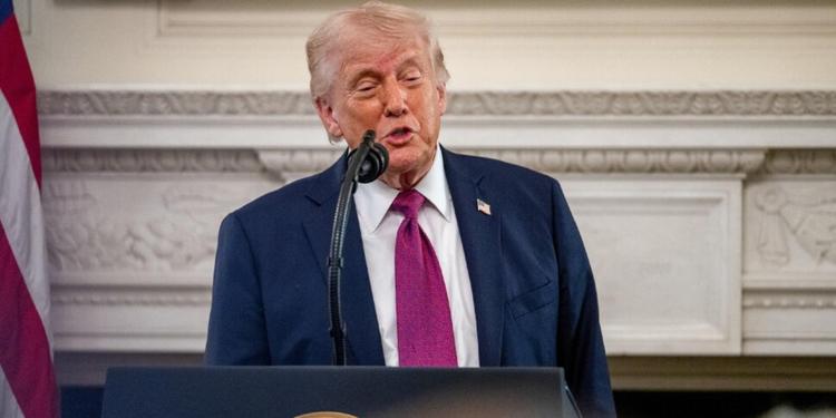 L'ordine di Trump: "Distruggere qualsiasi nave mette mine a Hormuz. In Iran non sanno chi è il loro leader"