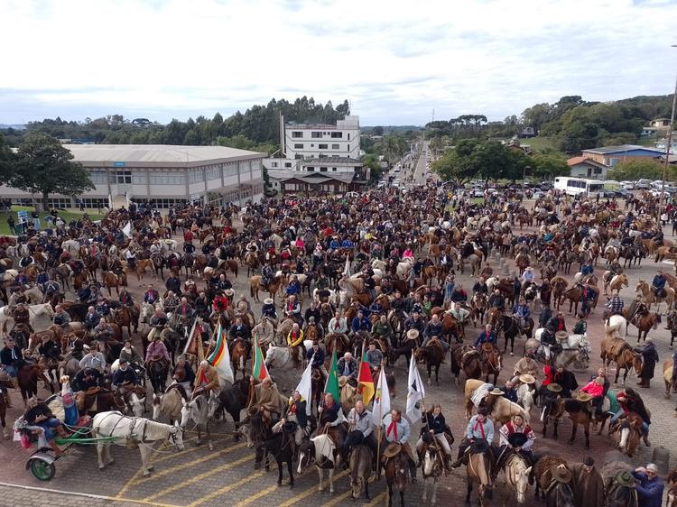 Vídeo: Cavalgada da fé reúne cerca de 1,2 mil participantes no Santuário de Caravaggio