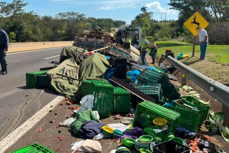 Carga de verduras e legumes fica espalhada após caminhão tombar na Raposo Tavares no interior de SP