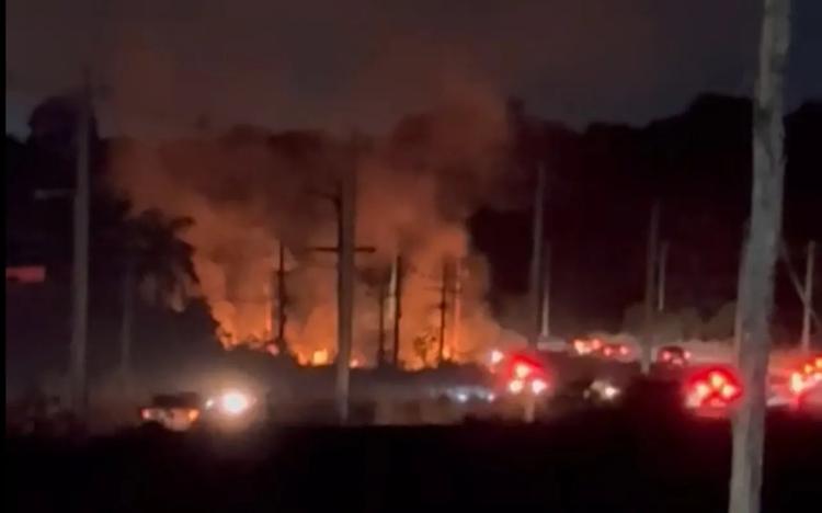 Fogo atinge 300 m² de vegetação às margens da AM-010; VÍDEO