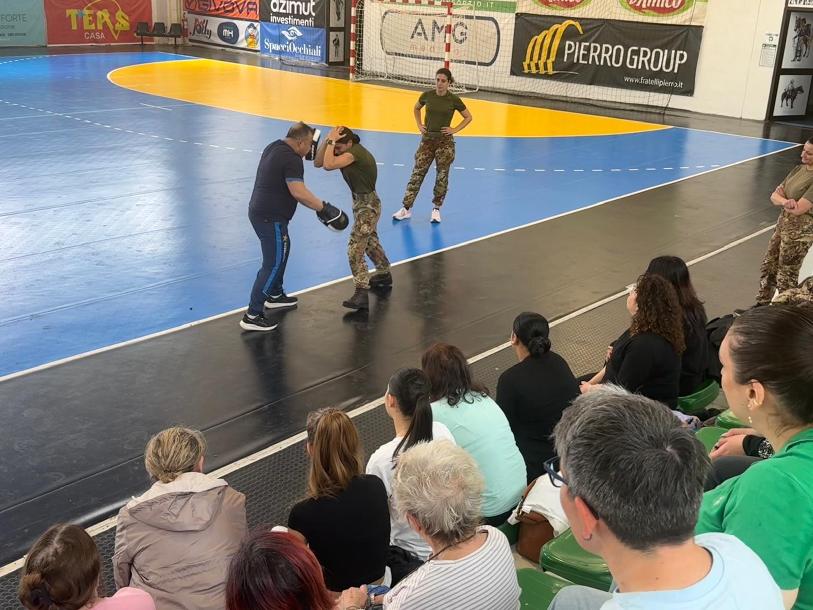 Salerno, difesa personale e consapevolezza: al via il corso per le donne con l’Esercito Italiano
