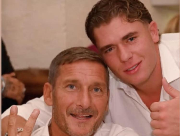 Il “pupone” è cresciuto: Francesco Totti compie 50 anni. Il figlio Cristian: «Per me sei semplicemente papà. Ti amo»