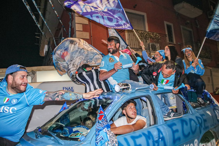 Il tifoso digitale: come si vive il Napoli del centenario