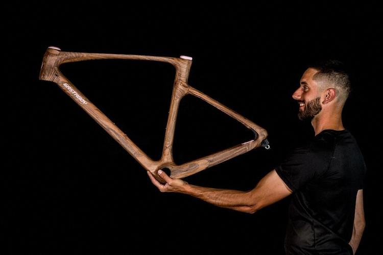 Un cadre en bois ossature d'un des vélos inventés par l'artisan 