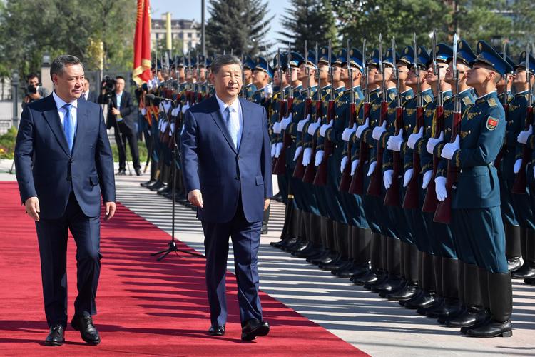 Xi Jinping se reúne com Putin em cúpula no Quirguistão