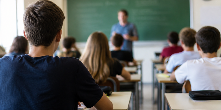 A scuola con un coltello nello zaino, segnalato dai compagni e dalla dirigente uno studente di 17 anni nel Catanese