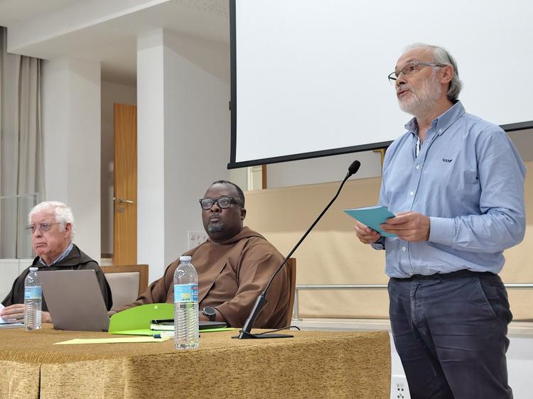 Frei Fernando Alberto apresenta o documento de trabalho do Capítulo que será discutido nos próximos dias