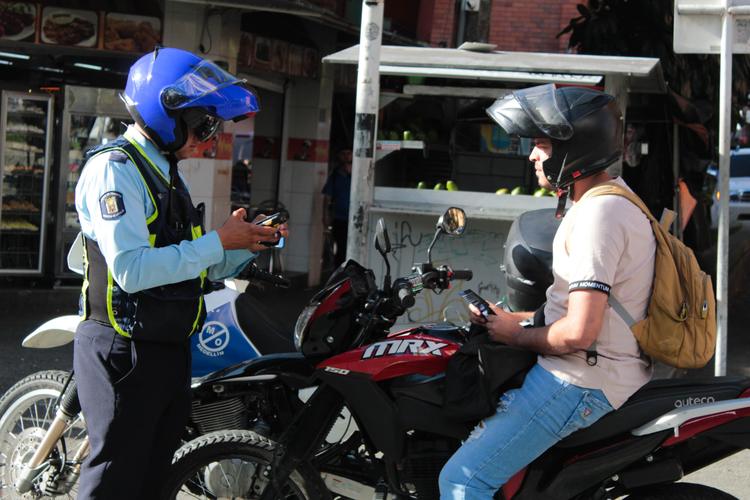 Nuevo operativo por invasión al corredor del tranvía de Ayacucho dejó 26 comparendos y 12 motos inmovilizadas