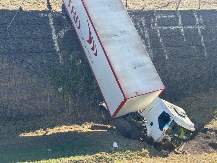 Carreta despenca de barranco em rodovia de Salto