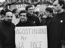 Dalla foto del 1983 al primo anno di Leone XIV: Prevost è ancora in piazza per la pace. P. Pagano: “Non è un politico ma un pastore”