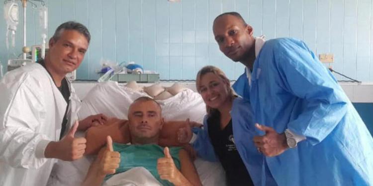 Di Battista posta una foto con i medici di Cuba: "Lì un popolo strangolato dagli Usa"