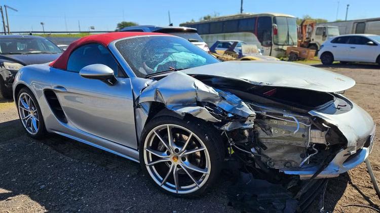 Motoristas de Porsche e caminhonete de luxo que deixaram duas feridas durante racha no RS foram indiciados, mas seguem soltos um ano depois
