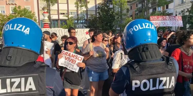 "Fascisti tornate alle fogne", tensioni a Pescara durante il comizio di Vannacci: contestazioni e intervento della polizia