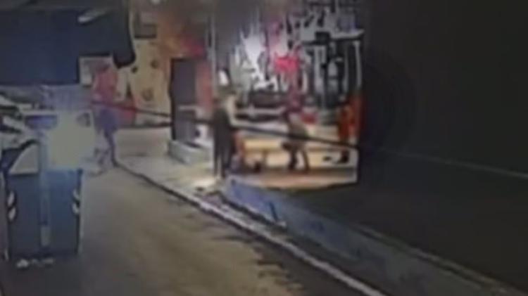 Adolescente é suspeito de matar gari com golpes de pá em Porto Alegre; VÍDEO mostra agressões