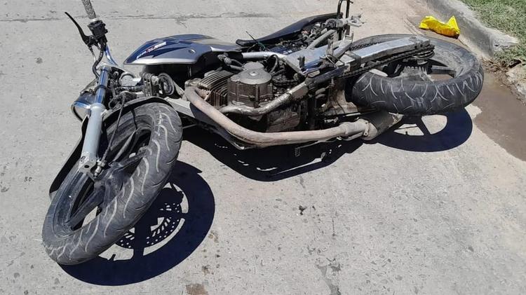 Mujer y dos menores de edad resultan heridos en aparatoso accidente