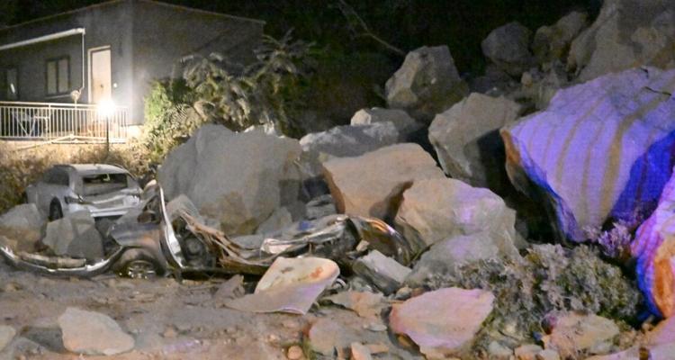 Terremoto a Napoli: forte scossa, gente in strada. Ci sono feriti e danni