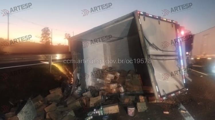 Caminhão tomba e interdita faixa da Rodovia Comandante João Ribeiro de Barros em Bauru