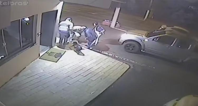 Bebê de 11 dias é salvo por PMs após engasgar com leite materno; VÍDEO
