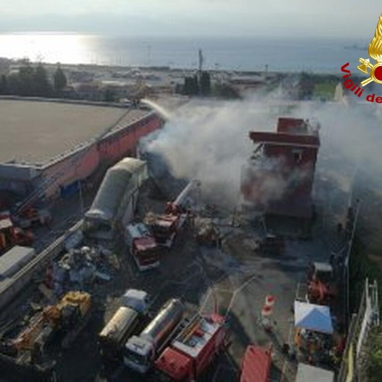 Trovato un corpo sotto i solai della palazzina crollata a Messina, proseguono le ricerche ...
