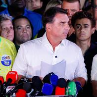 Flávio Bolsonaro deve entregar nesta terça (27) os passaportes à Polícia Federal