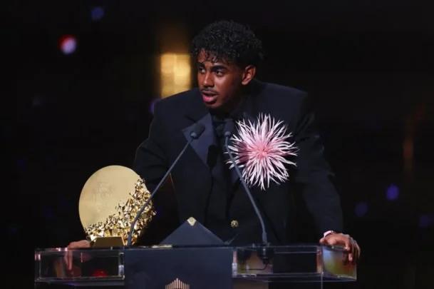 الكرة الذهبية.. لامين يامال يتوج بجائزة أفضل لاعب شاب في العالم 2026