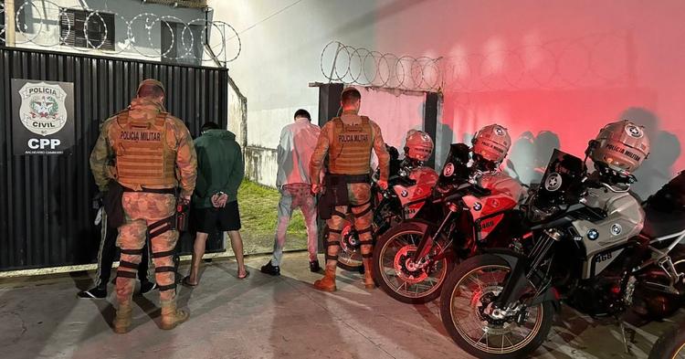 Adolescentes furtam duas motos, fazem manobras perigosas e acabam apreendidos pela PM em Camboriú