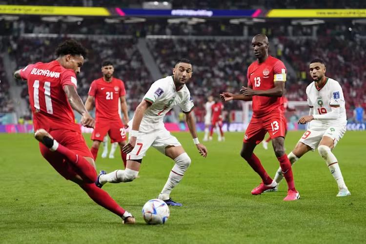 Deux joueurs se disputent un ballon sur un terrain de soccer