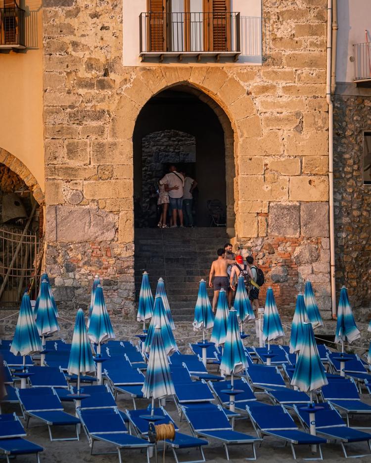 L’estate ha il colore del mare di Cefalù.☀️ Spiagge dorate, acque cristalline e giornate che sembrano non finire mai. Il...