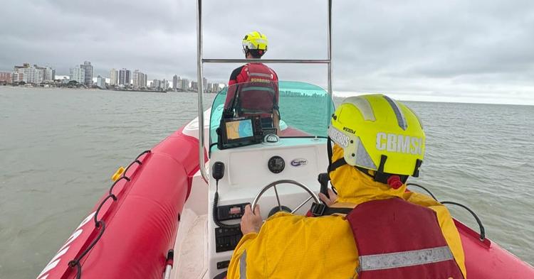 “Ele foi ao fundo de maneira muito rápida”: capitão do Corpo de Bombeiros relata desaparecimento de menino no mar de Piçarras