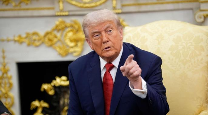 ترامب يأمر البحرية الأمريكية بتدمير أي قوارب تضع ألغاما في مضيق هرمز