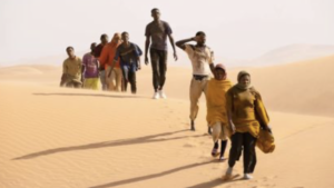 migrants africains traversants le désert libyen en plein soleil