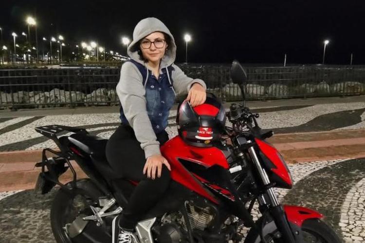 Motociclista morre após ser atingida por caminhonete em Curitiba; polícia investiga suspeita de racha