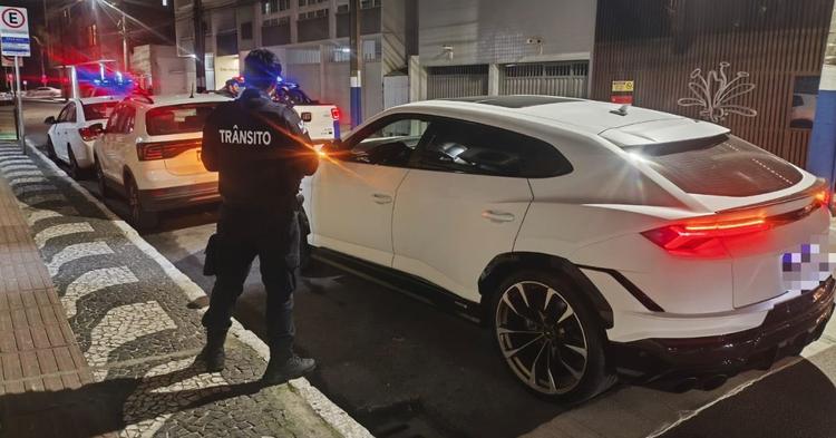Arrancadas bruscas e ruído excessivo: carros de luxo são flagrados pela BC Trânsito na Avenida Brasil