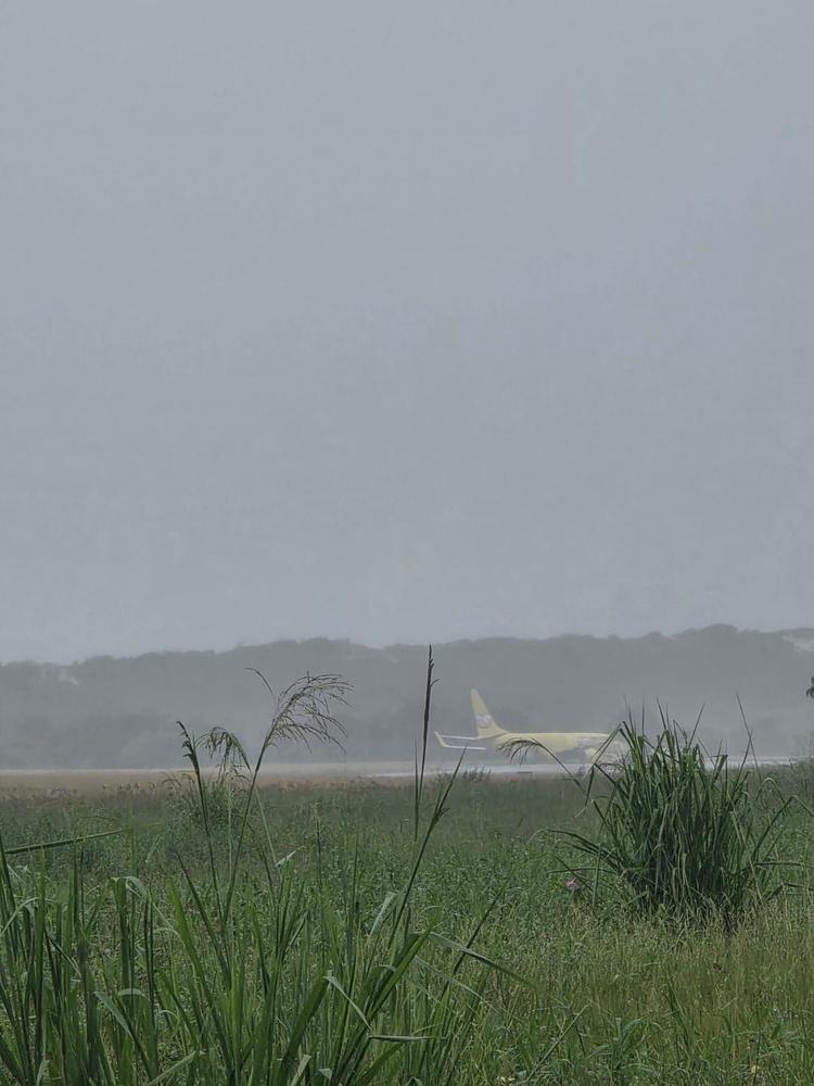 Avião cargueiro da Gol sai da pista após pouso em Salvador