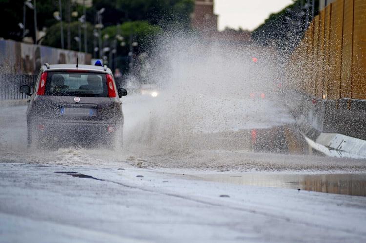 Maltempo: raffiche di vento e alberi caduti a Siena, muore una donna di 80 anni