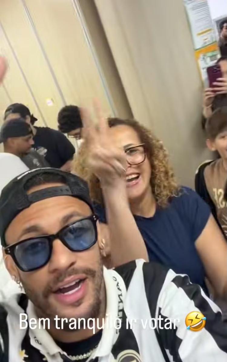 Neymar causa tumulto ao votar no litoral de SP: 'Bem tranquilo'