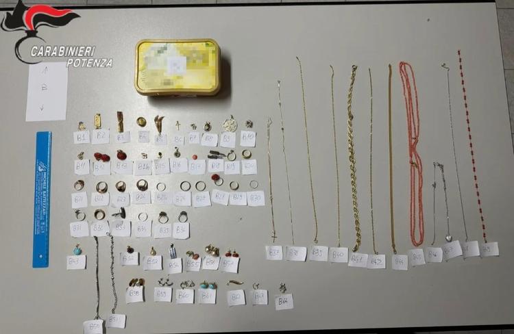Rionero in Vulture, arrestati due trasfertisti: recuperati 100mila euro in oro e contanti
