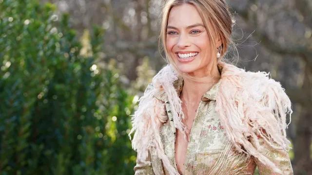 Margot Robbie adota sobrenome do marido quase dez anos após casamento