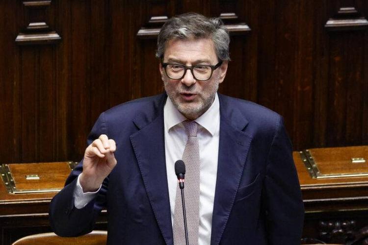 Prorogato il taglio accise. Giorgetti: "Cambi il Patto"