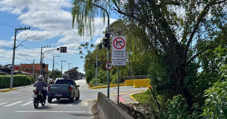 Após reclamações, Codetran instala radar para fiscalizar veículos com mais de 12 metros em Itajaí
