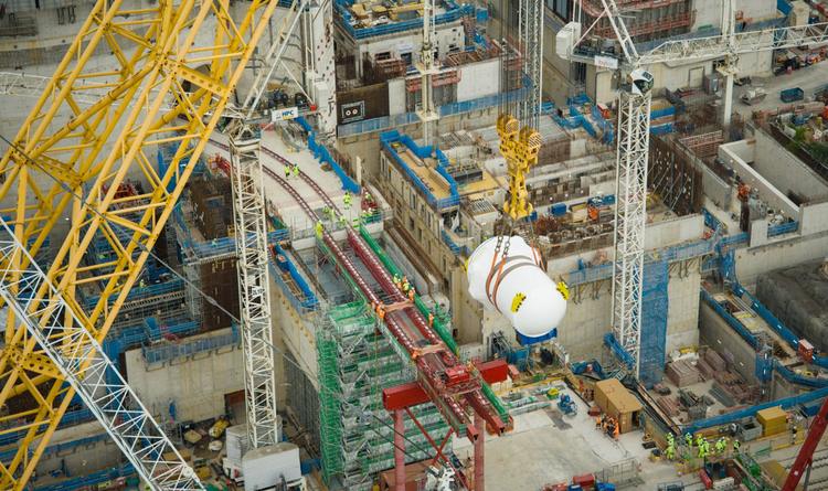 Самый большой наземный кран в мире установил 500-тонный реактор на новой английской АЭС