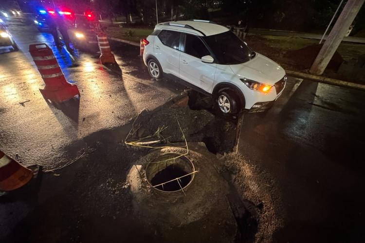 Carro fica preso em cratera após chuva em avenida de Americana